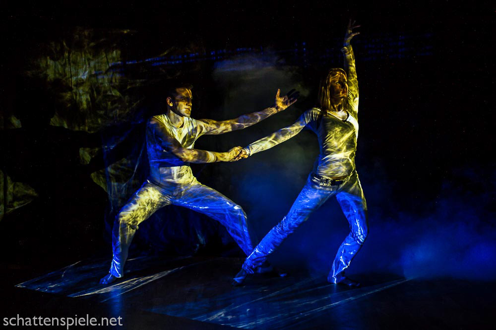 projection-on-dancers-img_5872-2.jpg