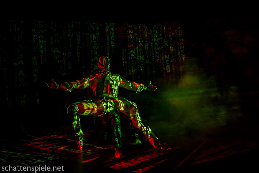 projection-on-dancers-img_5915-2.jpg